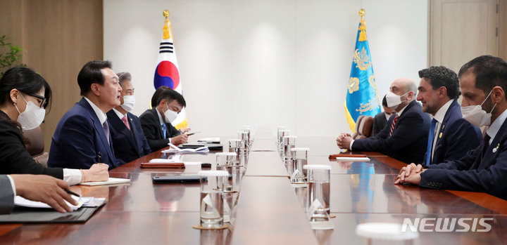 [서울=뉴시스] 홍효식 기자 = 윤석열 대통령이 11일 오전 서울 용산 대통령실 청사 접견실에서 사우디 측 경축사절단 야시르 오스만 알루마이얀 아람코 회장 겸 사우디 국부펀드(PIF) 총재와 접견하고 있다. 2022.05.11. yesphoto@newsis.com