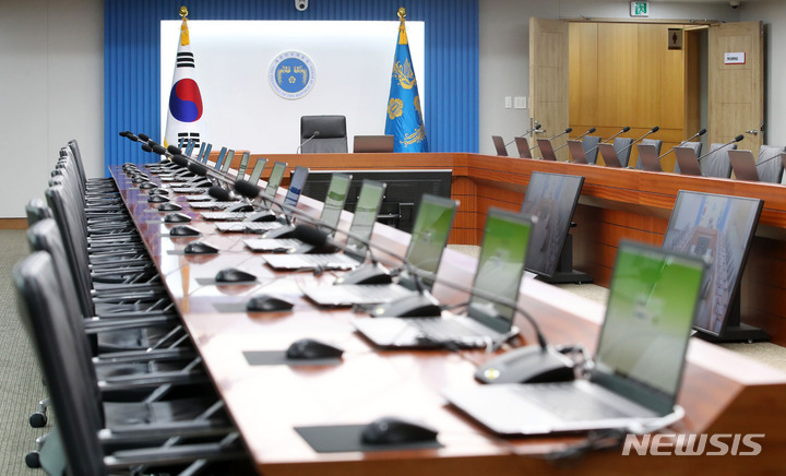 [서울=뉴시스] 홍효식 기자 = 윤석열 대통령이 11일 오전 서울 용산 대통령실 청사 국무회의실을 둘러봤다. 사진은 이날 첫 공개된 국무회의실 모습. 2022.05.11. yesphoto@newsis.com