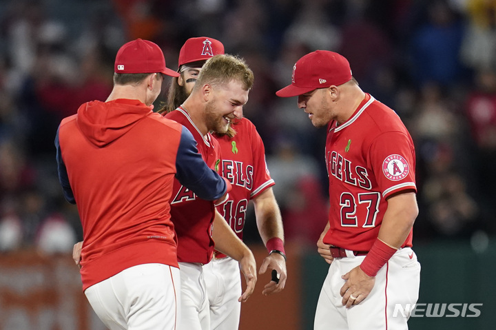 [애너하임=AP/뉴시스]노히트노런 달성한 레이드 디트머스(왼쪽 두 번째)와 에인절스 동료들. 2022.05.11.