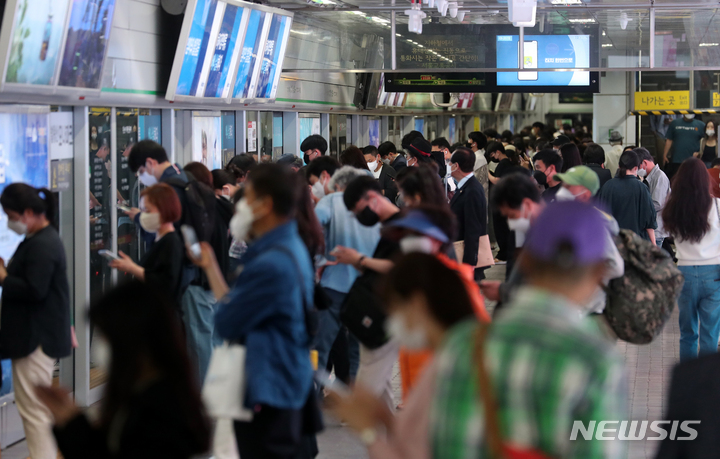 [서울=뉴시스] 서울시는 약 2년간 지속된 코로나19에도 성공적인 대중교통 운영 성과를 바탕으로 일상 정상화와 시민 이동 지원에 최선을 다하고 있다고 27일 밝혔다. 사진은 서울지하철 강남역 승강장 모습. (사진=뉴시스DB) photo@newsis.com