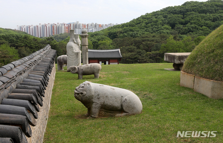 [김포=뉴시스] 배훈식 기자 = 지난 5월11일 오후 경기 김포시 장릉(사적 제202호) 앞 시야를 고층 아파트가 막고 있다. 2022.05.11. dahora83@newsis.com