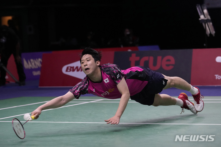 [방콕=AP/뉴시스] 허광희(31위)가 11일(현지시간) 태국 방콕의 임팩트 아레나에서 열린 세계배드민턴연맹(BWF) 2022 토마스컵 세계남자단체 배드민턴선수권대회 조별 예선 A조 3차전 1경기 단식에서 앤서니 긴팅(5위·인도네시아)과 경기하고 있다. 허광희가 2-1(21-16 15-21 21-14)로 승리한 가운데 나머지 경기가 진행 중이다. 2022.05.11.