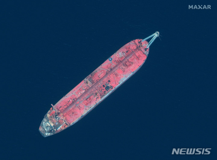 [라스 이사( 예멘)=AP/뉴시스] 예멘 근해에서 좌초되어 기름이 가득찬 채로 3년째 구조를 기다리고 있는 에멘 유조선 FSO 세이퍼 호의 2020년 6월 17일 위성사진. ( 막사르 테크놀로지 제공 사진) 2023.05. 31