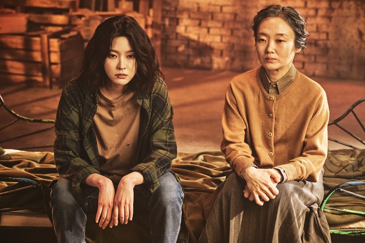 [서울=뉴시스]국립정동극장의 '2022 포미니츠'에 출연하는 이봉련, 한재아. (사진=국립정동극장 제공) 2022.05.12. photo@newsis.com *재판매 및 DB 금지