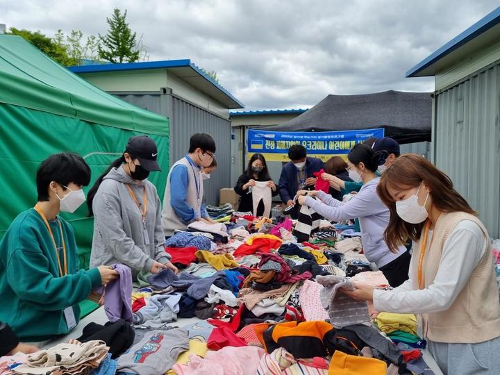 경기도기숙사 입사생봉사단이 우크라이나 어린이들에게 전달할 의류, 학용품 등 구호물자를 정리하고 있다. (사진=경기도 제공) *재판매 및 DB 금지