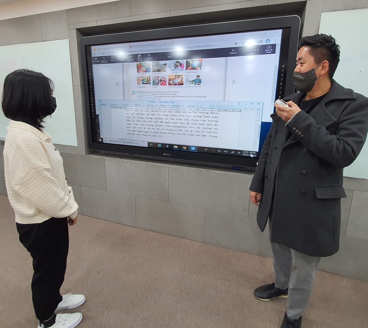 목원대 원은석 교수(오른쪽)와 베트남 유학생 *재판매 및 DB 금지