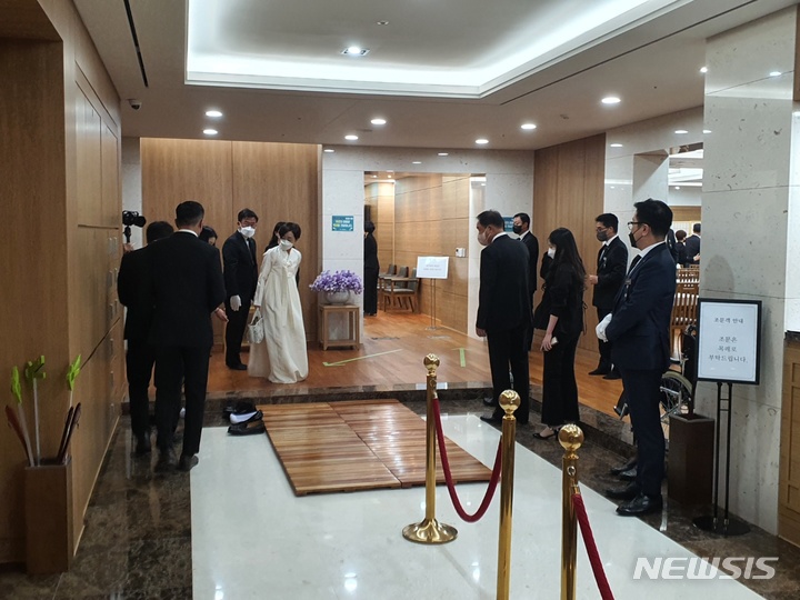 [서울=뉴시스]김혜경 기자 =구지은 아워홈 부회장이 12일 오후 부친인 구자학 회장의 빈소에 들어가고 있다. 2022.05.12.