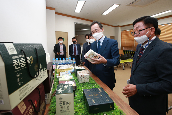 [무주=뉴시스] 송하진 전북지사는 12일 국내 천마 생산량의 67%를 차지하고 있는 무주 천마클러스터 현장을 방문해 여환호 사업단장으로부터 주요 현안을 청취한 후 생산현장을 둘러보고있다. 2022.05.12 (사진= 전라북도청 제공) photo@newsis.com *재판매 및 DB 금지