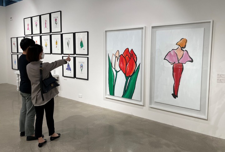 고객 2명이 롯데갤러리 동탄점에서 전시회를 보는 모습.(사진=롯데백화점 제공) *재판매 및 DB 금지