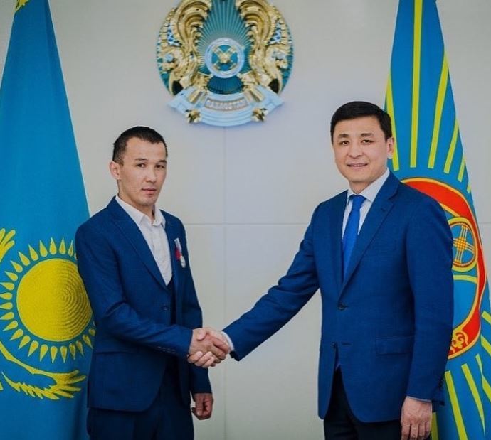 [서울=뉴시스] 11일(현지시간) 카자흐스탄 누르술탄 건물 8층에 매달린 아이를 구한 남성 사빗 숀탁바예프(왼쪽)가 알타이 쿨기노프 누르술탄 시장과 악수하고 있다. (사진=알타이 쿨기노프 인스타그램 갈무리) 2022.05.12. *재판매 및 DB 금지