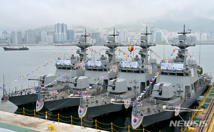 [부산=뉴시스] 12일 오후 부산 영도구 HJ중공업 영도조선소에서 해군의 신형 고속정(PKMR·230t급) 4척의 진수식이 열리고 있다. 참수리급 고속정(PKM·130t급)을 대체하는 이들 고속정은 'PKMR-226·227·228·229정'으로 명명됐으며, 최신 전투체계와 130㎜ 유도로켓, 76㎜ 함포, 소형 전자전장비와 강화된 대유도탄기만체계를 탑재해 기존 고속정에 비해 화력 및 생존성이 향상되고 임무 수행 능력이 강화됐다. (사진=HJ중공업 제공) 2022.05.12. photo@newsis.com *재판매 및 DB 금지