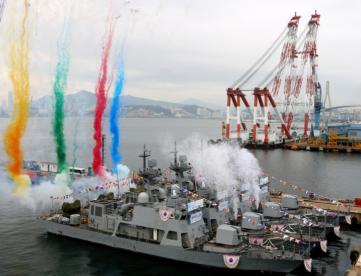 [부산=뉴시스] 12일 오후 부산 영도구 HJ중공업 영도조선소에서 해군의 신형 고속정(PKMR·230t급) 4척의 진수식이 열리고 있다. 참수리급 고속정(PKM·130t급)을 대체하는 이들 고속정은 'PKMR-226·227·228·229정'으로 명명됐으며, 최신 전투체계와 130㎜ 유도로켓, 76㎜ 함포, 소형 전자전장비와 강화된 대유도탄기만체계를 탑재해 기존 고속정에 비해 화력 및 생존성이 향상되고 임무 수행 능력이 강화됐다. (사진=HJ중공업 제공) 2022.05.12. photo@newsis.com *재판매 및 DB 금지