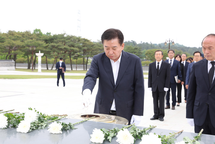 [광주=뉴시스] 구길용 기자 = 전남 화순군은 12일 오전 제42주년 5·18민주화운동 기념일을 앞두고 구충곤 군수를 비롯한 간부 40여명이 국립5·18민주묘지를 참배했다고 밝혔다. (사진=화순군 제공). 2022.05.12. kykoo1@newsis.com *재판매 및 DB 금지