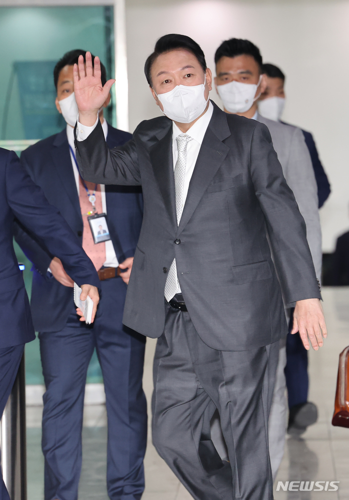 [서울=뉴시스] 홍효식 기자 = 윤석열 대통령이 12일 서울 용산 대통령실 청사로 출근하고 있다. (대통령실통신사진기자단) 2022.05.12. yesphoto@newsis.com