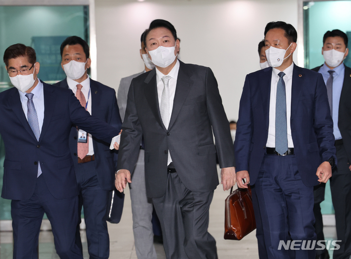 [서울=뉴시스] 홍효식 기자 = 윤석열 대통령이 12일 서울 용산 대통령실 청사로 출근하고 있다. (대통령실통신사진기자단) 2022.05.12. yesphoto@newsis.com
