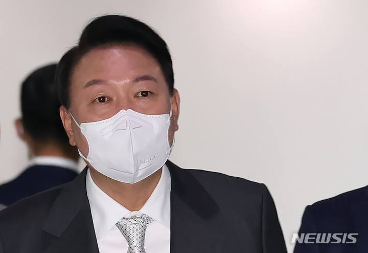 [서울=뉴시스] 홍효식 기자 = 윤석열 대통령이 12일 서울 용산 대통령실 청사로 출근하고 있다. (대통령실통신사진기자단) 2022.05.12. yesphoto@newsis.com