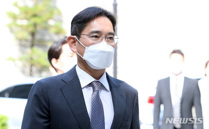 [서울=뉴시스] 이영환 기자 = 삼성 부당합병 의혹으로 재판을 받고 있는 이재용 삼성전자 부회장이 12일 오전 서울 서초구 서울중앙지법에서 열린 45차 공판에 출석하고 있다. 2022.05.12. 20hwan@newsis.com