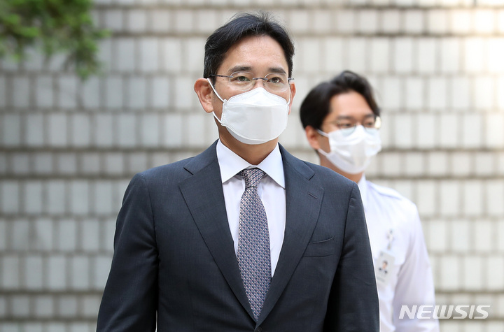 [서울=뉴시스] 이영환 기자 = 삼성 부당합병 의혹으로 재판을 받고 있는 이재용 삼성전자 부회장이 12일 오전 서울 서초구 서울중앙지법에서 열린 45차 공판에 출석하고 있다. 2022.05.12. 20hwan@newsis.com