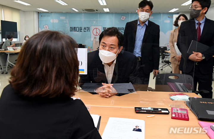 [서울=뉴시스] 고승민 기자 = 제8회 전국동시지방선거 후보자 등록이 시작된 12일 서울시선거관리위원회에서 오세훈 국민의힘 서울시장 예비후보가 후보자 등록을 하고 있다. (공동취재사진) 2022.05.12. photo@newsis.com