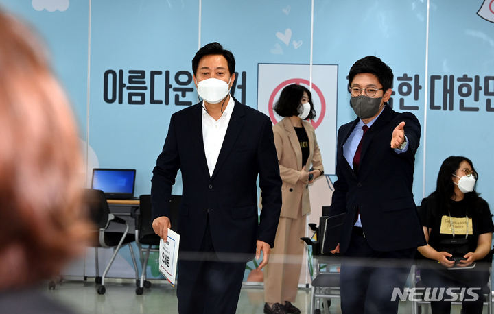 [서울=뉴시스] 고승민 기자 = 제8회 전국동시지방선거 후보자 등록이 시작된 12일 서울시선거관리위원회에서 오세훈 국민의힘 서울시장 예비후보가 후보자 등록을 하기 위해 회의실로 들어서고 있다. (공동취재사진) 2022.05.12. photo@newsis.com