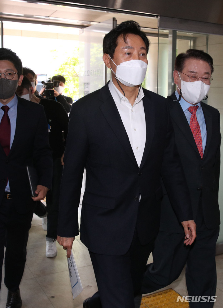 [서울=뉴시스] 고승민 기자 = 제8회 전국동시지방선거 후보자등록이 시작된 12일 서울시선관위에 후보자 등록을 위해 방문한 오세훈 국민의힘 서울시장 예비후보가 선관위건물로 입장하고 있다. (공동취재사진) 2022.05.12. photo@newsis.com