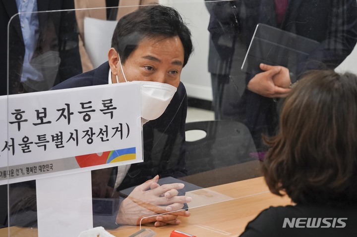[서울=뉴시스] 고승민 기자 = 제8회 전국동시지방선거 후보자 등록이 시작된 12일 서울시선거관리위원회에서 오세훈 국민의힘 서울시장 예비후보가 후보자 등록을 하고 있다. (공동취재사진) 2022.05.12. photo@newsis.com