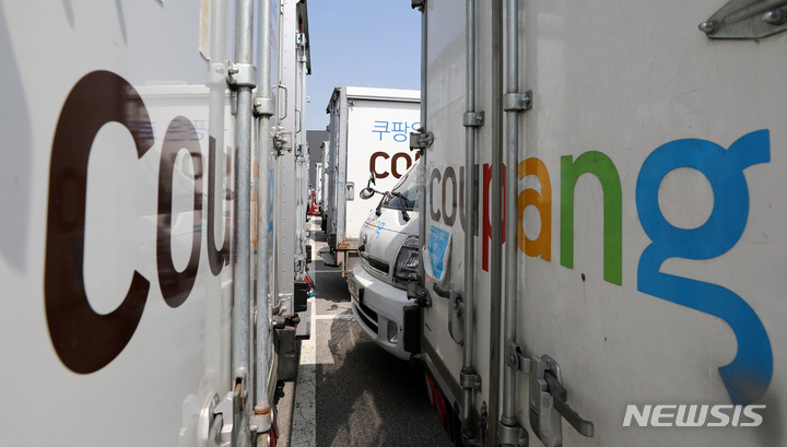 [서울=뉴시스] 이영환 기자 = 서울 서초구 양재동의 한 주차장에 쿠팡 트럭이 주차되어 있다. 2022.05.12. 20hwan@newsis.com