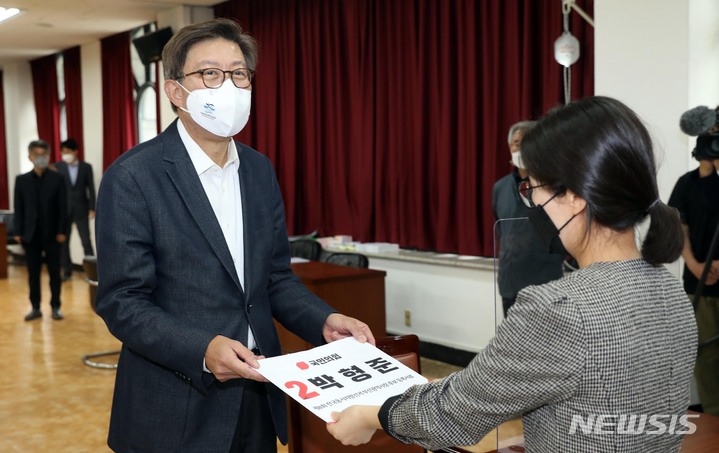 [부산=뉴시스] 하경민 기자 = 제8회 전국동시지방선거 후보자 등록 첫날인 12일 오전 부산 연제구 부산시선관위에서 국민의힘 박형준 부산시장 후보가 후보등록 관련 서류를 제출하고 있다. 2022.05.12. yulnetphoto@newsis.com