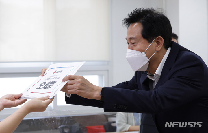 [서울=뉴시스] 고승민 기자 = 제8회 전국동시지방선거 후보자 등록이 시작된 12일 서울시선거관리위원회에서 오세훈 국민의힘 서울시장 예비후보가 후보자 등록을 하고 있다. (공동취재사진) 2022.05.12. photo@newsis.com