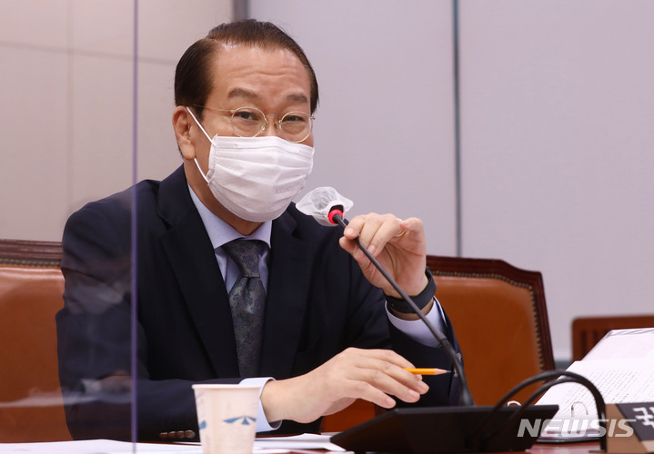 [서울=뉴시스] 김선웅 기자 = 권영세 통일부 장관 후보자가 12일 오전 서울 여의도 국회 외교통일위원회에서 열린 인사청문회에서 의원 질의에 답변하고 있다. (공동취재사진) 2022.05.12. photo@newsis.com