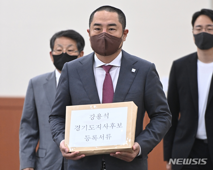 [수원=뉴시스] 김종택기자 = 강용석 무소속 경기도지사 후보가 지난 12일 오전 후보자 등록을 하기 위해 경기도 수원시 영통구 경기도선거관리위원회로 들어서고 있다. 2022.05.12. jtk@newsis.com