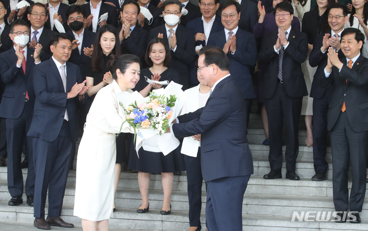 [서울=뉴시스] 김명원 기자 = 김부겸 국무총리가 12일 오전 서울 종로구 정부서울청사 별관에서 열린 제47대 국무총리 이임식을 마친 후 청사 앞에서 가족 대표로 장녀에게 꽃다발을 받고 있다. 2022.05.12. kmx1105@newsis.com