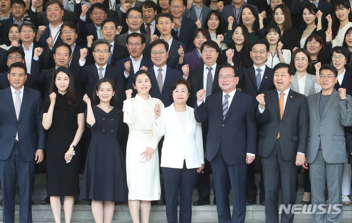 [서울=뉴시스] 김명원 기자 = 김부겸 국무총리와 가족들이 12일 오전 서울 종로구 정부서울청사 별관에서 열린 제47대 국무총리 이임식을 마친 후 청사 앞에서 기념촬영을 하고 있다. 2022.05.12. kmx1105@newsis.com