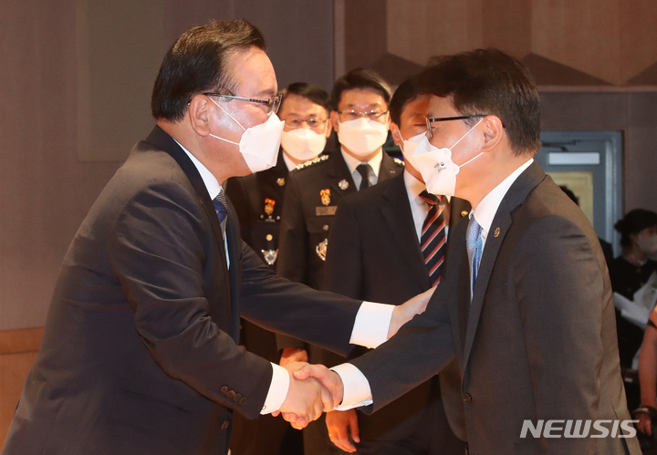[서울=뉴시스] 김명원 기자 = 김부겸 국무총리가 12일 오전 서울 종로구 정부서울청사 별관에서 열린 제47대 국무총리 이임식에서 직원들과 인사를 하고 있다. 2022.05.12. kmx1105@newsis.com