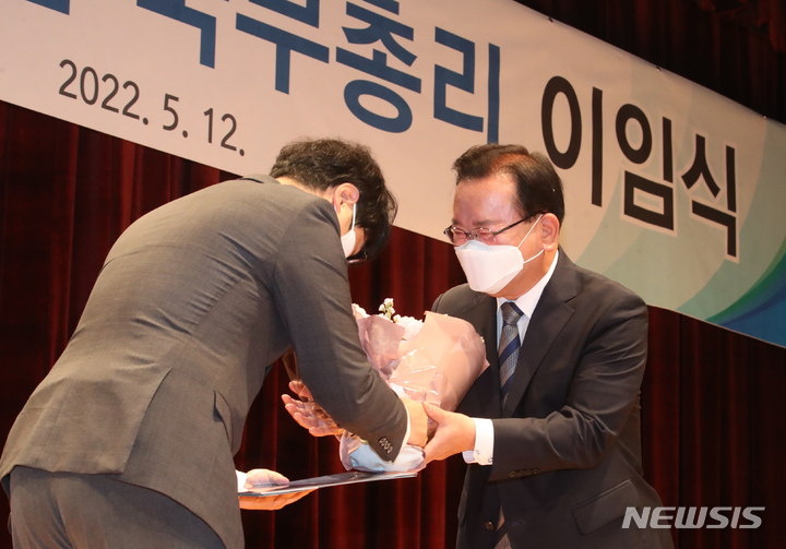 [서울=뉴시스] 김명원 기자 = 김부겸 국무총리가 12일 오전 서울 종로구 정부서울청사 별관에서 열린 제47대 국무총리 이임식에서 직원으로부터 꽃다발을 받고 있다. 2022.05.12. kmx1105@newsis.com