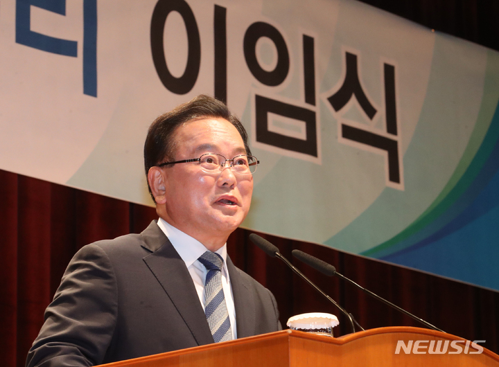 [서울=뉴시스] 김명원 기자 = 김부겸 국무총리가 12일 오전 서울 종로구 정부서울청사 별관에서 열린 제47대 국무총리 이임식에서 이임사를 하고 있다. 2022.05.12. kmx1105@newsis.com