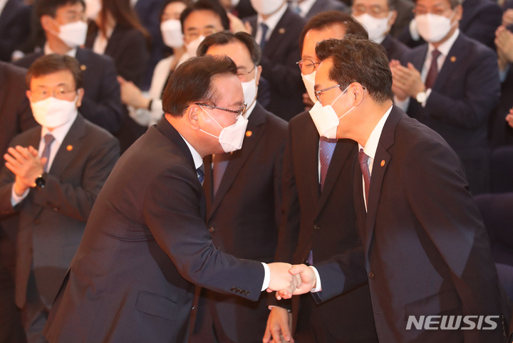 [서울=뉴시스] 김명원 기자 = 김부겸 국무총리가 12일 오전 서울 종로구 정부서울청사 별관에서 열린 제47대 국무총리 이임식에 참석하며 인사하고 있다. 2022.05.12. kmx1105@newsis.com