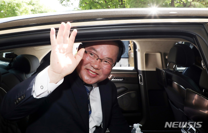 [서울=뉴시스] 김명원 기자 = 김부겸 국무총리가 12일 오전 이임식을 마친 후 서울 종로구 정부서울청사를 떠나며 손인사를 하고 있다. 2022.05.12. kmx1105@newsis.com