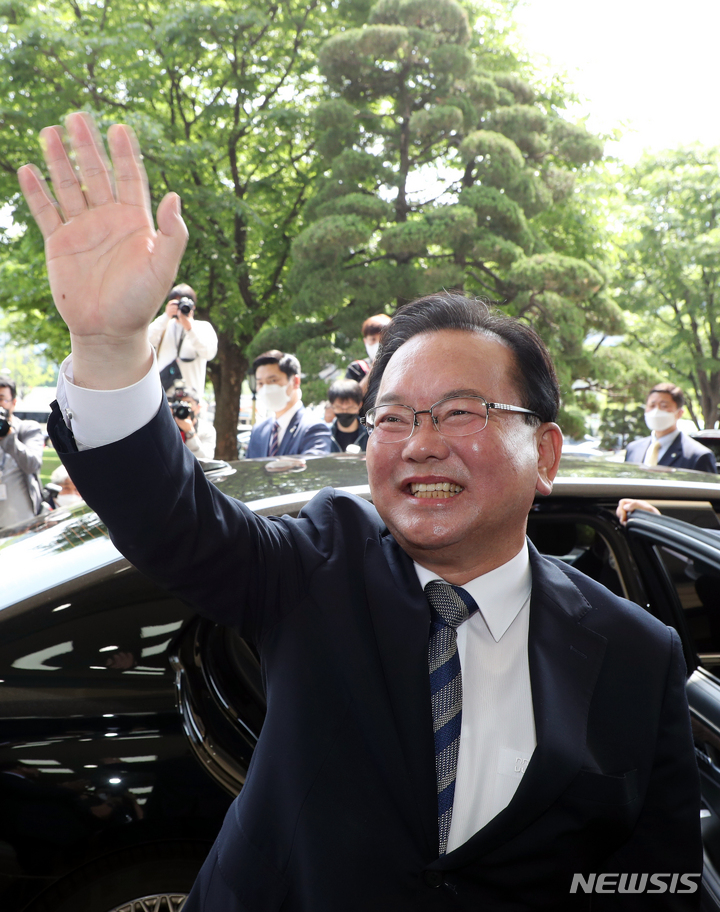 [서울=뉴시스] 김명원 기자 = 김부겸 국무총리가 12일 오전 이임식을 마친 후 서울 종로구 정부서울청사를 떠나며 손인사를 하고 있다. 2022.05.12. kmx1105@newsis.com