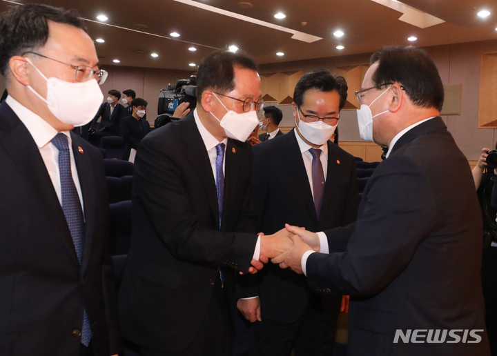 [서울=뉴시스] 김명원 기자 = 김부겸 국무총리가 12일 오전 서울 종로구 정부서울청사 별관에서 열린 제47대 국무총리 이임식에서 참석 장관들과 인사를 하고 있다. 2022.05.12. kmx1105@newsis.com