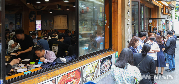 [서울=뉴시스] 권창회 기자 = 12일 오후 서울 중구 무교동 음식 문화의 거리 식당들이 점심시간을 맞아 분주한 모습. 2022.05.12. kch0523@newsis.com