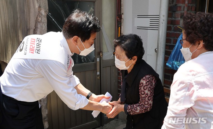 [서울=뉴시스] 오세훈 국민의힘 서울시장 후보가 지난 12일 서울 구로구 고척동에서 서울시장 선거 출마를 선언하고 주민들과 만나 인사를 하고있다. 2022.05.13. (사진 = 뉴시스DB) photo@newsis.com