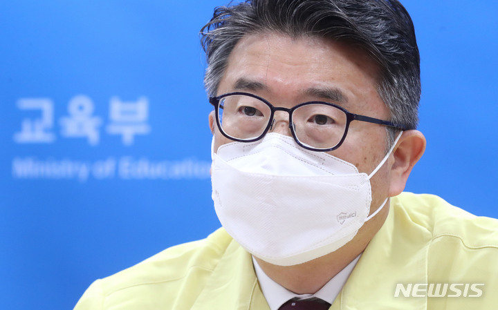 [서울=뉴시스] 배훈식 기자 = 장상윤 교육부 차관(장관 권한대행)이 12일 오후 서울 종로구 정부서울청사에서 열린 코로나19 대응 학교일상회복지원단 회의에 참석해 발언하고 있다.(공동취재사진) 2022.05.12. photo@newsis.com