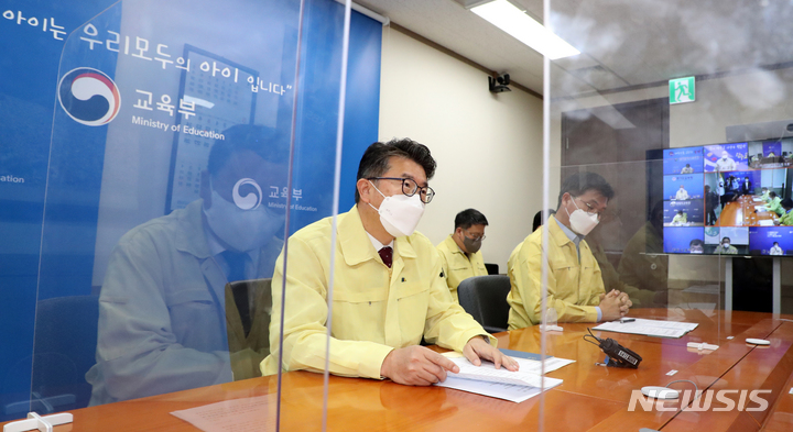 [서울=뉴시스] 배훈식 기자 = 장상윤 교육부 차관(장관 권한대행)이 12일 오후 서울 종로구 정부서울청사에서 열린 코로나19 대응 학교일상회복지원단 회의를 주재하고 있다.(공동취재사진) 2022.05.12. photo@newsis.com