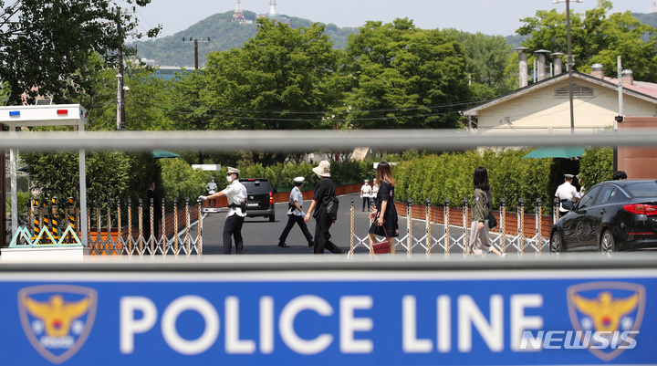 [서울=뉴시스] 김진아 기자 = 지난 12일 오전 서울 용산구 이촌역 인근 대통령실 출입구(미군기지 13번 게이트) 주변에 바리케이드가 설치돼 있다. 11일 법원에 따르면 서울행정법원 행정5부는 성소수자 차별 반대 무지개행동이 서울 용산경찰서장을 상대로 낸 집무실 100m 이내 집회 금지통고 처분 집행정지(효력정지) 신청을 일부 인용했다. 이에 따라 용산 대통령 집무실 근처로 신고된 집회·시위 및 행진은 예정대로 진행될 것으로 보인다. 2022.05.12. bluesoda@newsis.com