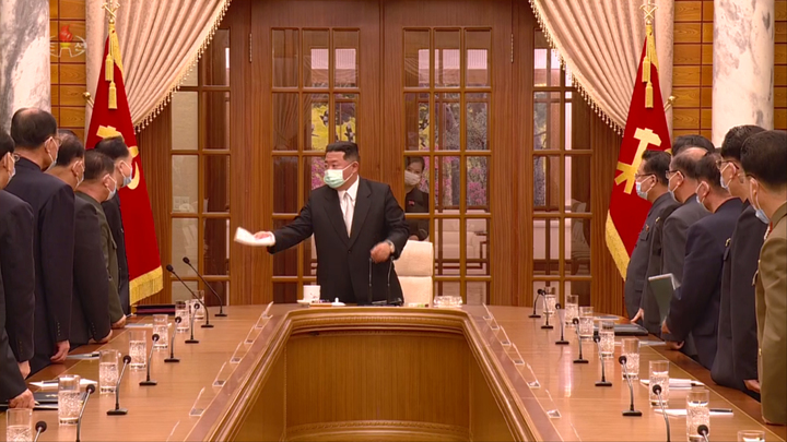 [서울=뉴시스]12일 북한 조선중앙TV가 보도한 조선노동당 중앙위원회 8기 8차 정치국 회의에서 김정은 당 총비서 겸 국무위원장이 마스크 차림으로 등장했다. (사진=조선중앙TV 갈무리) 2022.05.12 photo@newsis.com *재판매 및 DB 금지