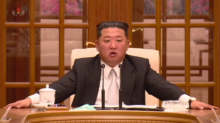 [서울=뉴시스]12일 북한 조선중앙TV는 김정은 조선노동당 국무위원장이 당 중앙위원회 8기 8차 정치국 회의에 참석했다고 보도했다. (사진=조선중앙TV 갈무리) 2022.05.12. photo@newsis.com *재판매 및 DB 금지