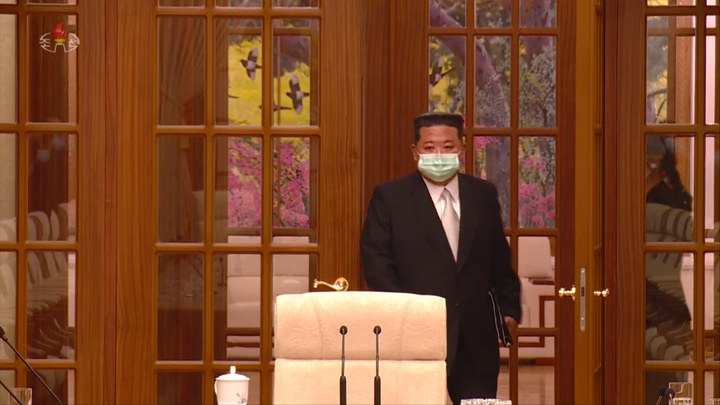 [서울=뉴시스]12일 북한 조선중앙TV가 보도한 조선노동당 중앙위원회 8기 8차 정치국 회의에서 김정은 당 총비서 겸 국무위원장이 마스크 차림으로 등장했다. (사진=조선중앙TV 갈무리) 2022.05.12 photo@newsis.com *재판매 및 DB 금지