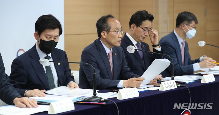 [서울=뉴시스] 김명원 기자 = 추경호 경제부총리 겸 기획재정부 장관이 12일 오후 서울 종로구 정부서울청사 브리핑실에서 열린 2022년 2차 추가경정예산안 관계장관 합동브리핑을 하고 있다. (공동취재사진) 2022.05.12. photo@newsis.com