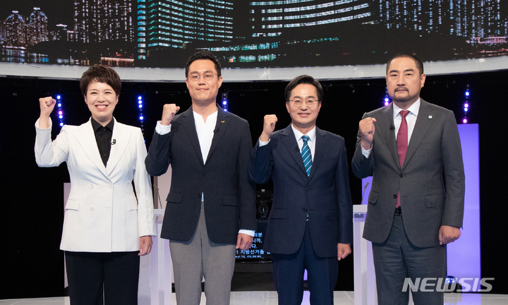 [서울=뉴시스] 경기사진공동취재단 = 6·1 지방선거 경기지사 후보인 국민의힘 김은혜 후보(왼쪽부터), 정의당 황순식 후보, 더불어민주당 김동연 후보, 무소속 강용석 후보가 12일 오후 서울시 영등포구 KBS에서 열린 '경기지사 후보 초정 토론회'에 앞서 포즈를 취하고 있다. 2022.05.12. photo@newsis.com